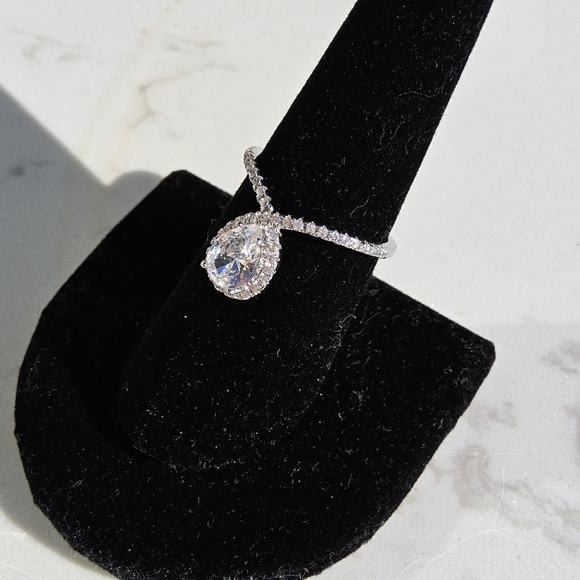 Elegant Silver Ring with Timeless Charm - Picture 6 of 12